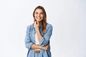 Dentista que coloca Invisalign